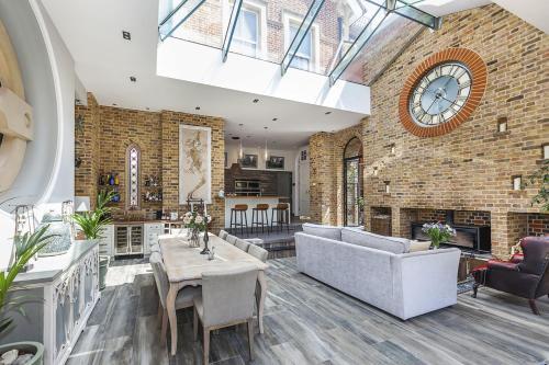 Eltham Chateau Sleeps 24