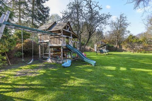 Eltham Chateau Sleeps 24