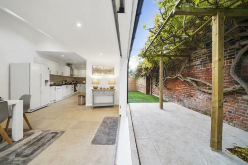 Villa Eton House - Luxury Accommodation, Free Parking, Central Location
