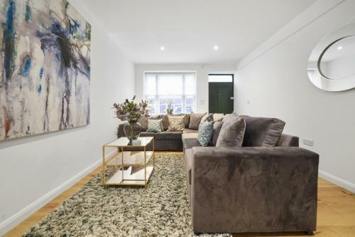 Villa Eton House - Luxury Accommodation, Free Parking, Central Location