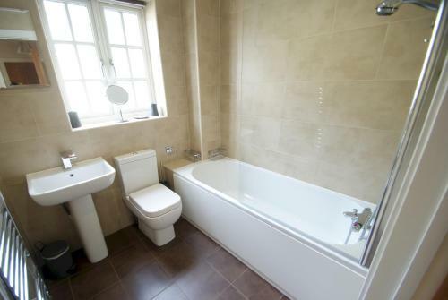Apartamento Spacious Modern Home In Picturesque Village