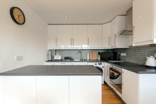 Riverview Apartment, Secure Parking And Balcony