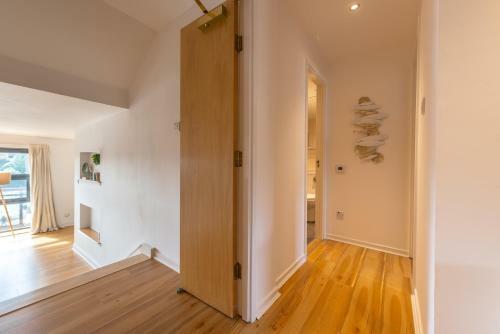 Riverview Apartment, Secure Parking And Balcony