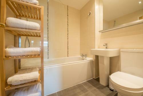 Riverview Apartment, Secure Parking And Balcony