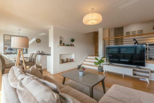Riverview Apartment, Secure Parking And Balcony