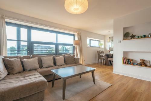 Riverview Apartment, Secure Parking And Balcony