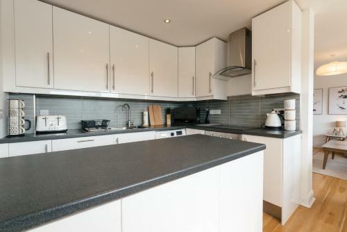 Riverview Apartment, Secure Parking And Balcony