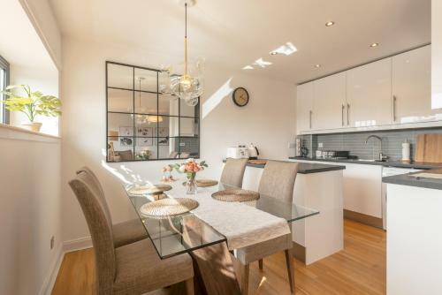 Riverview Apartment, Secure Parking And Balcony