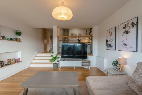Riverview Apartment, Secure Parking And Balcony