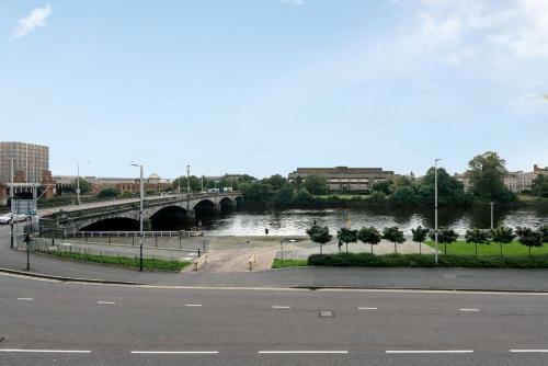 Riverview Apartment, Secure Parking And Balcony
