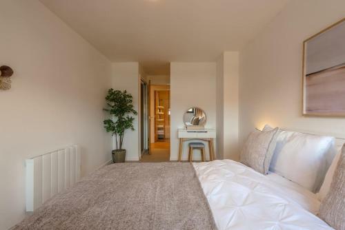Riverview Apartment, Secure Parking And Balcony