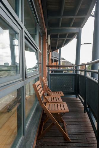 Riverview Apartment, Secure Parking And Balcony