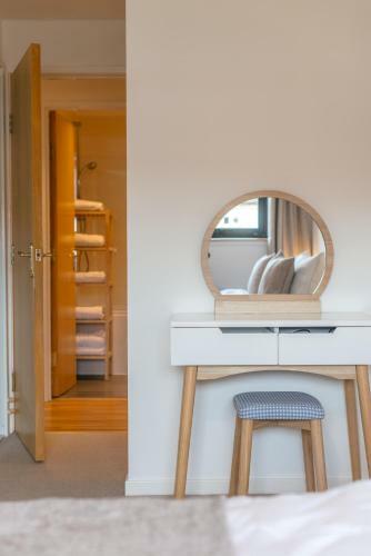 Riverview Apartment, Secure Parking And Balcony