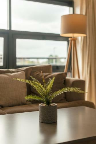 Riverview Apartment, Secure Parking And Balcony