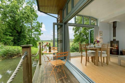 Secluded, New Forest Riverside Lodge