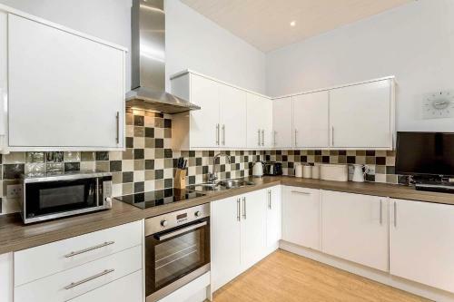 Secluded, New Forest Riverside Lodge