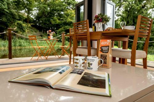 Secluded, New Forest Riverside Lodge