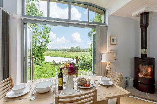 Secluded, New Forest Riverside Lodge