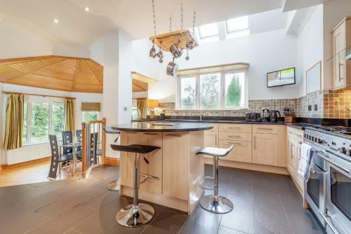 Luxury 6-bed House With Pool