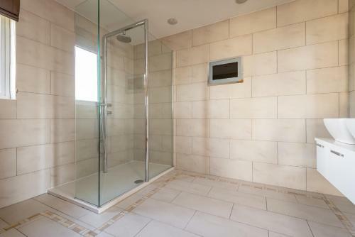 Luxury 6-bed House With Pool