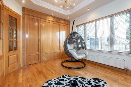 Luxury 6-bed House With Pool