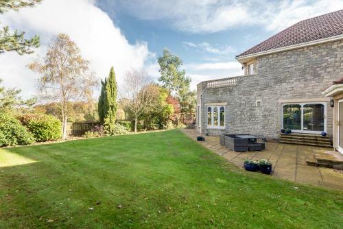 Luxury 6-bed House With Pool