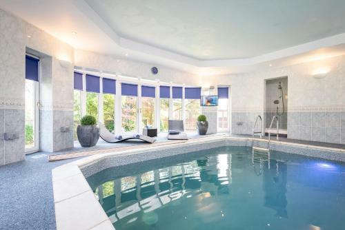 Luxury 6-bed House With Pool