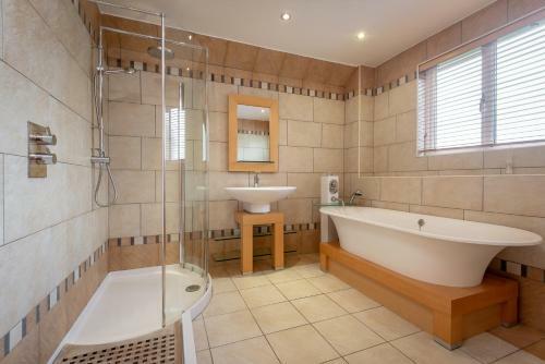 Luxury 6-bed House With Pool