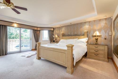Luxury 6-bed House With Pool