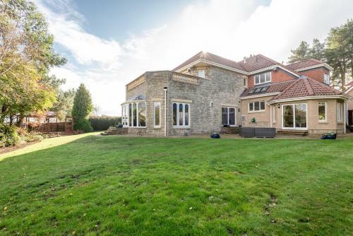 Luxury 6-bed House With Pool