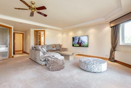 Luxury 6-bed House With Pool