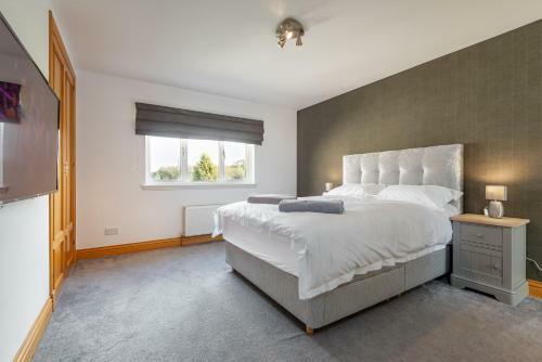 Luxury 6-bed House With Pool