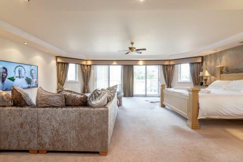 Luxury 6-bed House With Pool