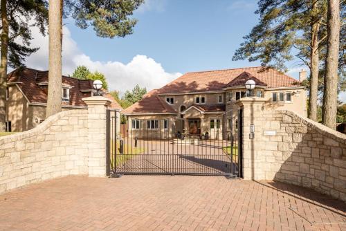 Luxury 6-bed House With Pool