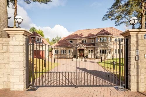 Luxury 6-bed House With Pool