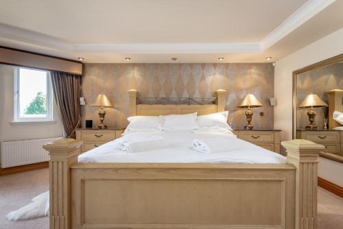 Luxury 6-bed House With Pool