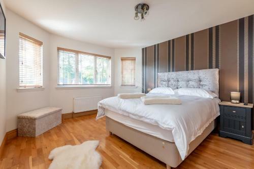 Luxury 6-bed House With Pool