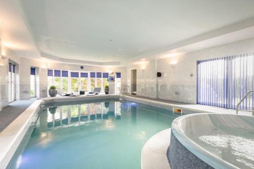 Luxury 6-bed House With Pool