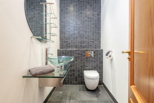 Luxury 6-bed House With Pool