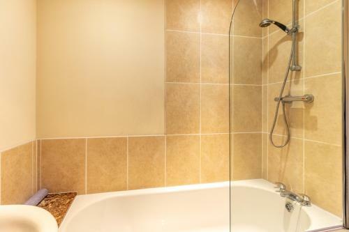 Apartment 4 Hillbrook House, Malvern - Guest Homes