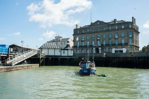 Admirals Harbour View 2-bed Apartment In Harwich