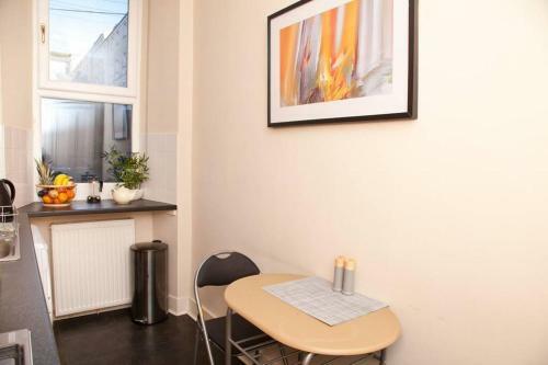 Snug - Logie Baird Apartment