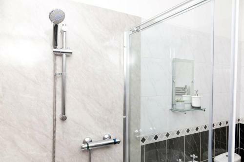 Snug - Logie Baird Apartment