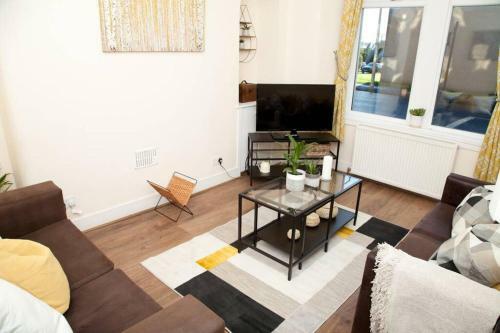 Snug - Logie Baird Apartment