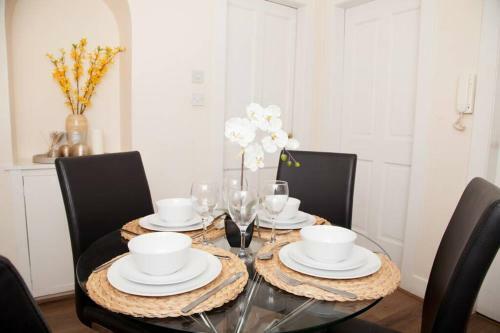 Snug - Logie Baird Apartment