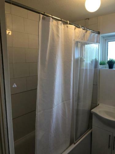 Small Modern Comfortable 2 Bedroom Apartment Cmyr