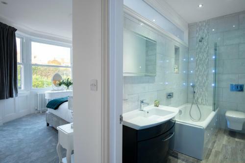 Saint Leonards-on-sea Villa Sleeps 11 With Wifi