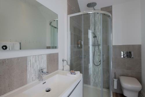 Saint Leonards-on-sea Villa Sleeps 11 With Wifi