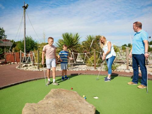Holiday Home Thorpe Park-1