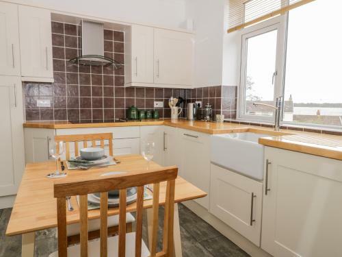 8 Mere View Avenue